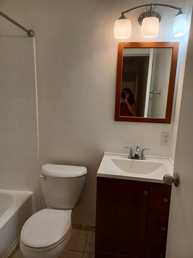 Bathroom - 641 N Harper Ave