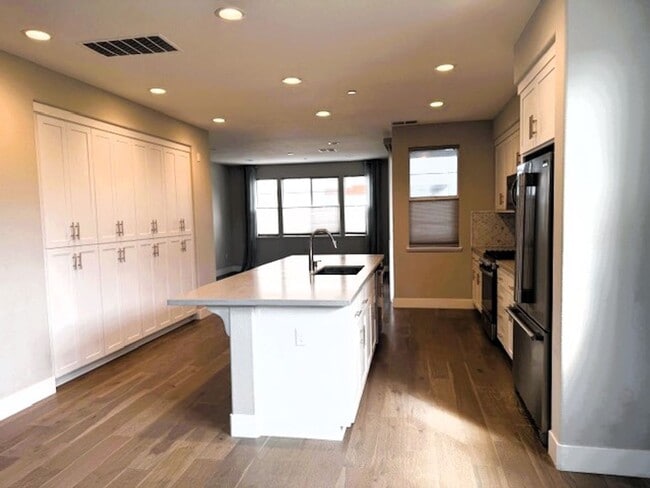 Building Photo - Modern Tri-Level Townhome in Prime Hayward...
