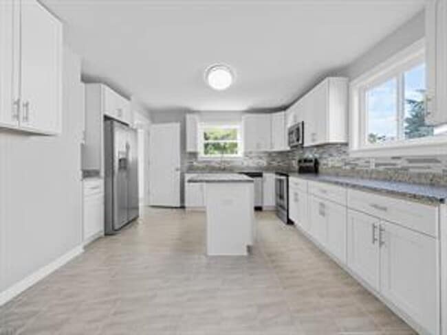 Building Photo - Check out this beautiful Cape Cod in the heart of Bayview!