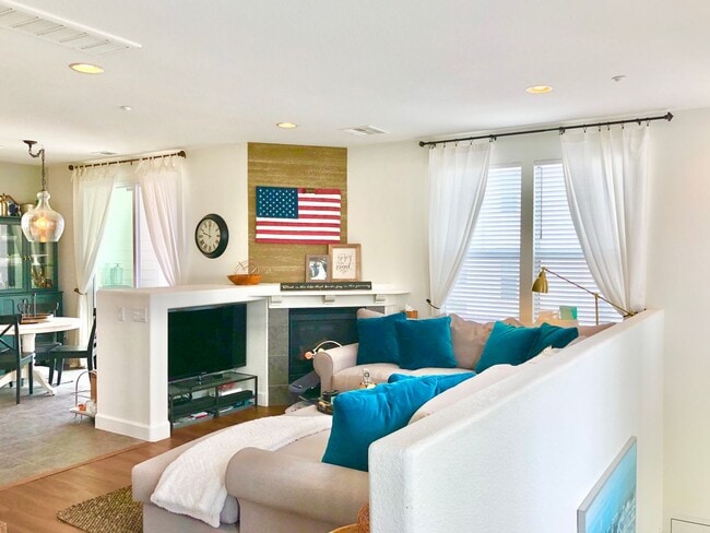 Building Photo - Beautifully Upgraded & Appointed End Condo...