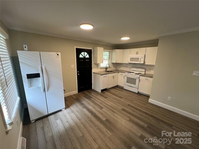 Building Photo - 104 Secrest Ave