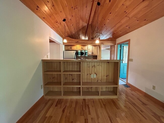 Building Photo - East AVL - Beautiful Zen Garden Apt with Sauna!