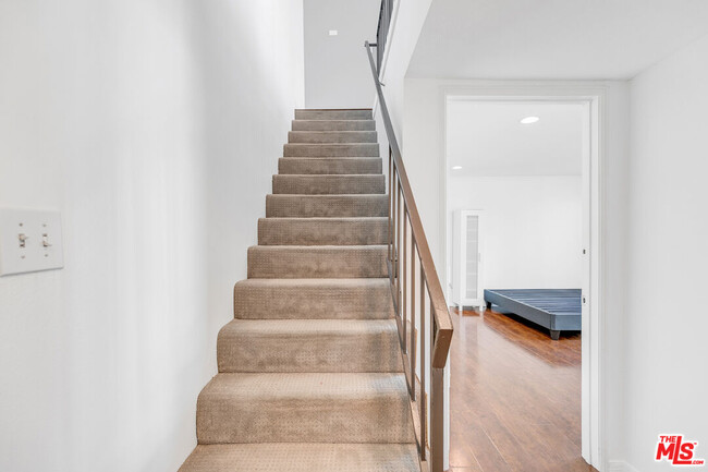 Building Photo - 815 N Las Palmas Ave