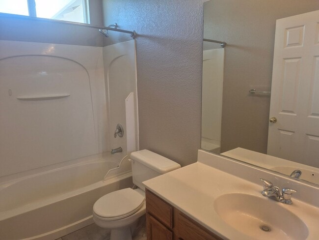 Building Photo - Beautiful 4 Bedroom 2.5 Bath with loft