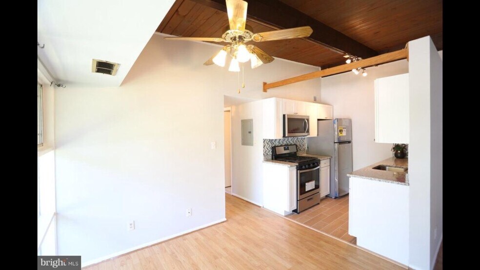 Stainless steel appliances are 3 years old - 4949 Americana Dr