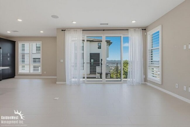 Building Photo - Modern and Stylish 2Bdm 2.5Ba Home in the Civita Community of Mission Valley!
