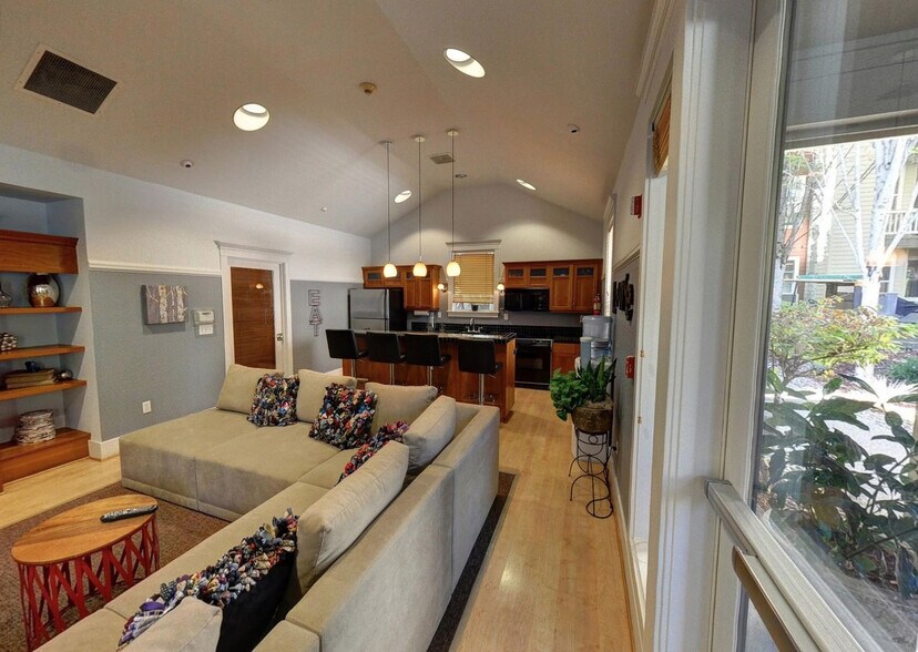 Primary Photo - 15021 SW Millikan Way