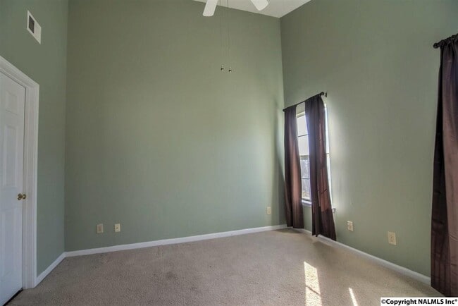 Building Photo - FANTASTIC LOCATION!