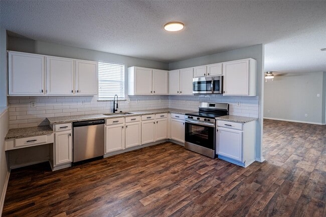 Building Photo - Totally Remodeled 4 bed 2 bath