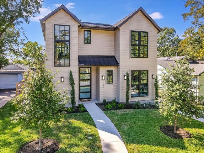 Building Photo - 603 E 47th St