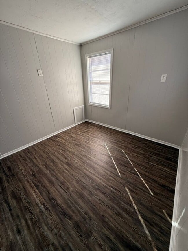 Building Photo - Simple & Comfortable 3 Bedroom Home in Iowa, LA with Large Yard!