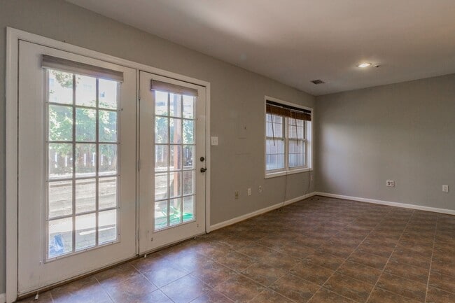 Building Photo - Beautiful 3 Bedroom 3/2 Bath Brick End Uni...