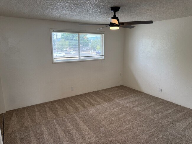 Building Photo - Updated 2 bedroom 1 1/2 bath duplex in Springfield!