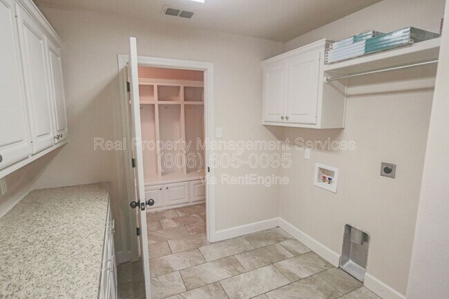 Building Photo - 9604 Justice Ave