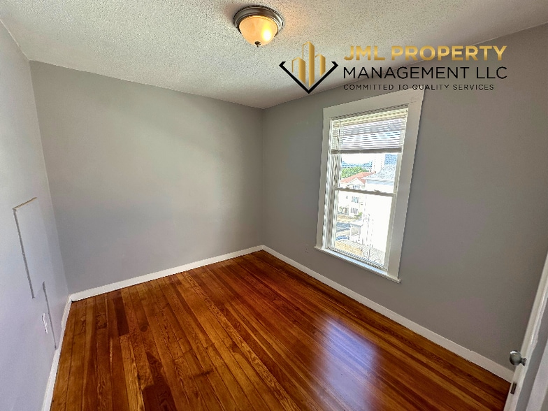 Building Photo - 321 Union St