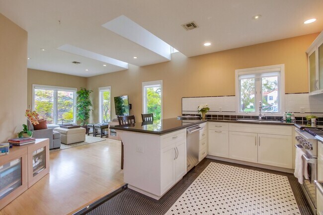 Building Photo - 2455 Presidio Dr