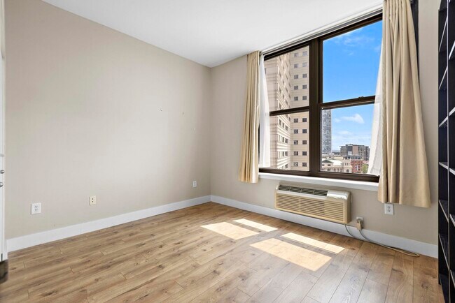 Building Photo - 102 Christopher Columbus Dr