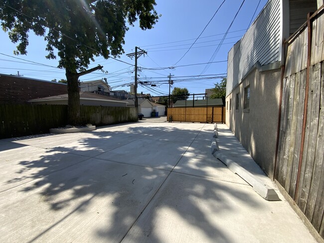 Building Photo - 3014 N California Ave