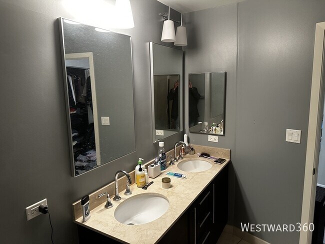 Building Photo - 225 S Sangamon-407