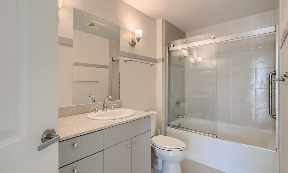 Building Photo - 2001 Lincoln St