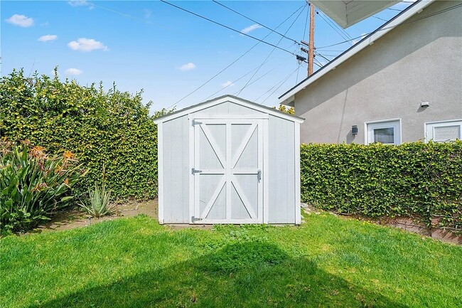 Building Photo - 329 E Everett Pl