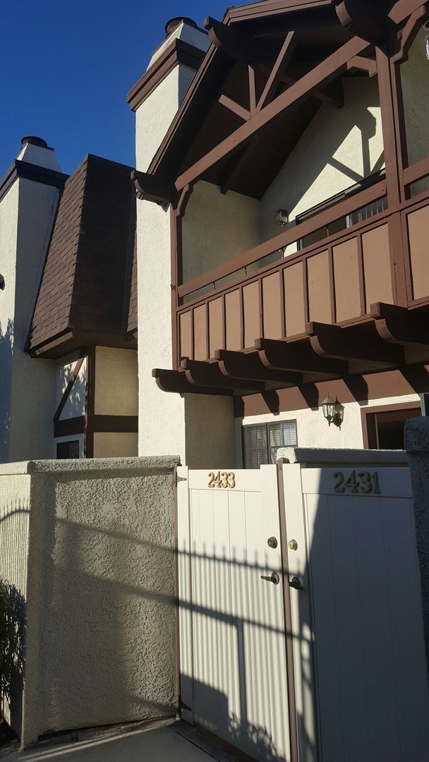 Building Photo - Spacious Two Bedroom Townhouse in Torrance $3,150