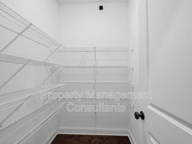 Building Photo - 14735 Commonwealth Dr