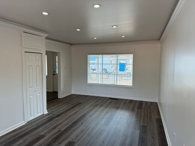 Building Photo - Updated 3 bedroom 2 bathroom duplex in his...