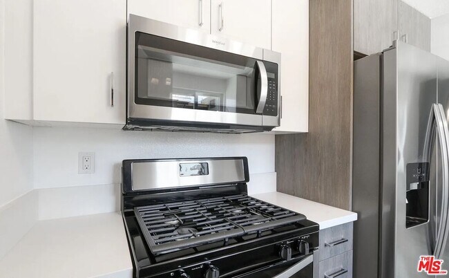 Building Photo - 110 S Eucalyptus Ave