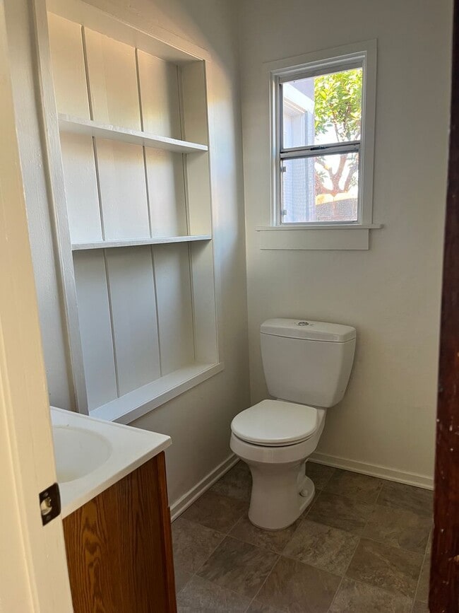 Building Photo - 1 Bedroom Cottage w/ sunroom