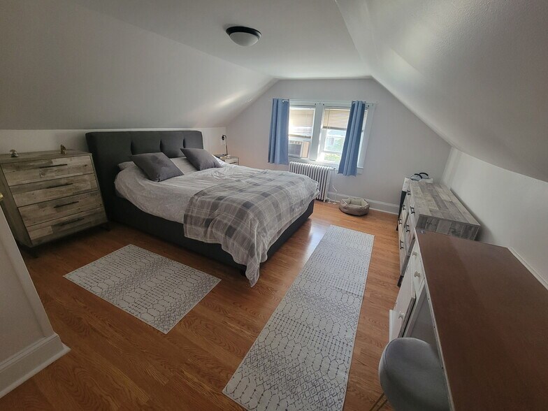 Building Photo - 19 Dixon St