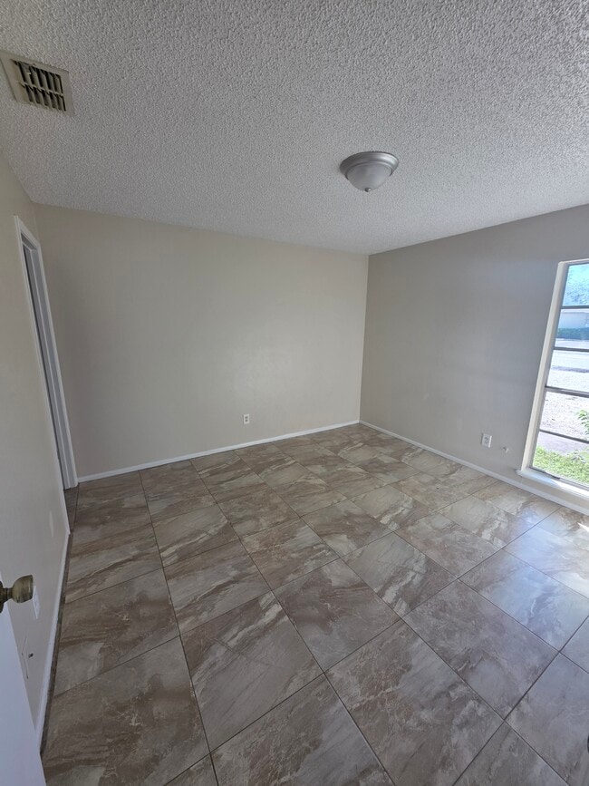 Building Photo - 5370 SE 30th Pl