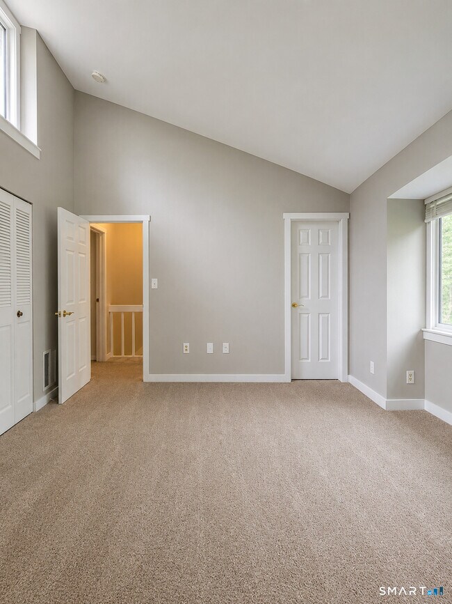 Building Photo - 12 Greenbriar Dr