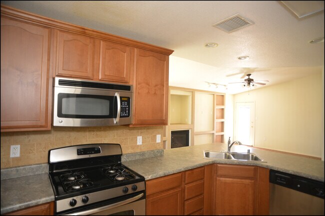 Building Photo - 10045 Paloma Dr