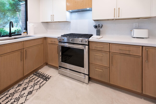 Building Photo - 179 Gran Via