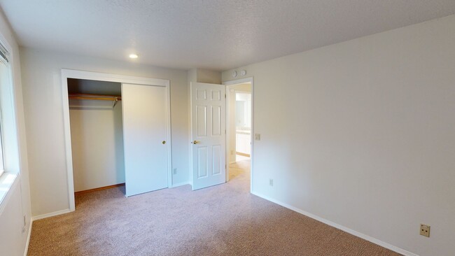 Building Photo - Prime Mountain Park Location! Minutes to D...