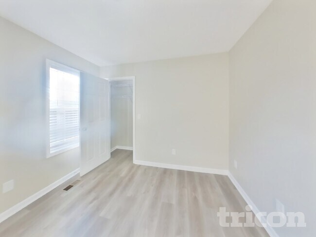 Building Photo - 121 Willowleaf Ln