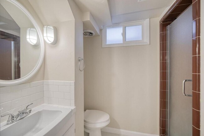 Building Photo - 225 E 25th St