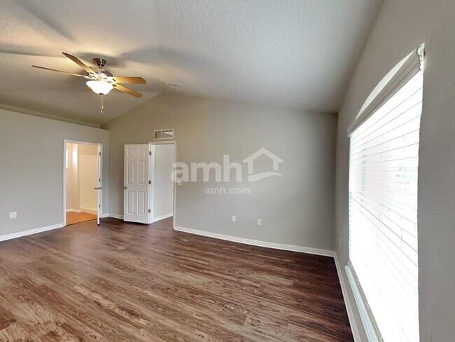 Building Photo - 49 Raintree Place