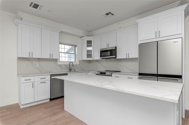 Building Photo - 22 Sagamore Hill Dr