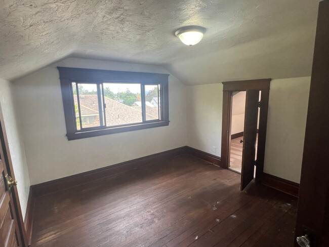 Building Photo - 4 Bedroom/ 1.5 Bath Home located in South ...