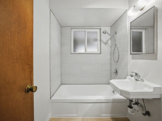 Building Photo - CHASD02