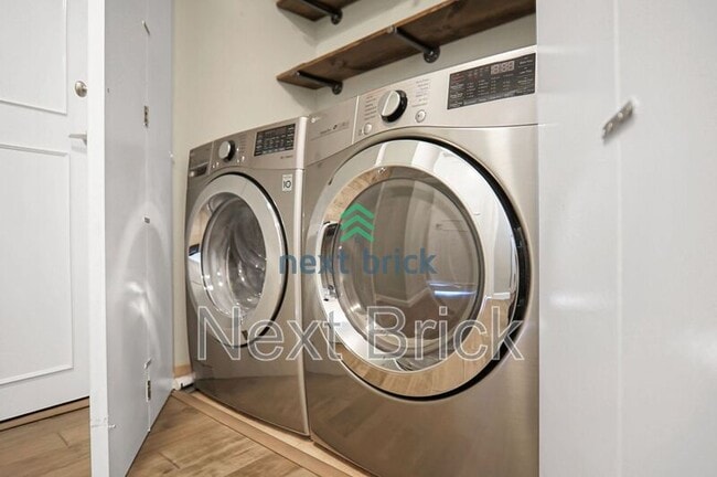 Building Photo - 901 Sunset Blvd NE