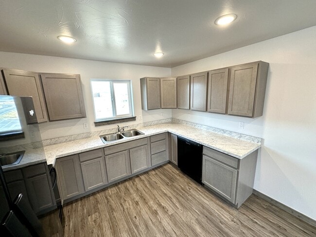 Building Photo - 3187 Queen Anns St