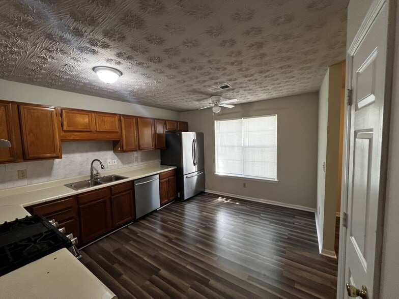 Building Photo - 6617 Meadow Green Cir