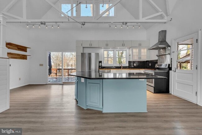 Building Photo - 1080 Crestview Dr