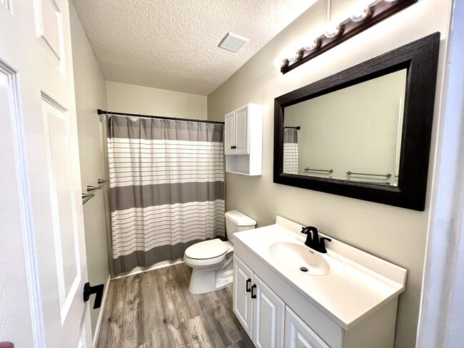 Building Photo - 804 W 2nd St