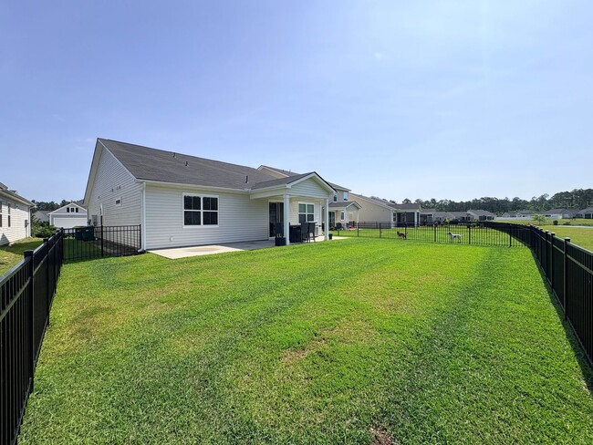 Building Photo - Welcome To The Lakes At New River