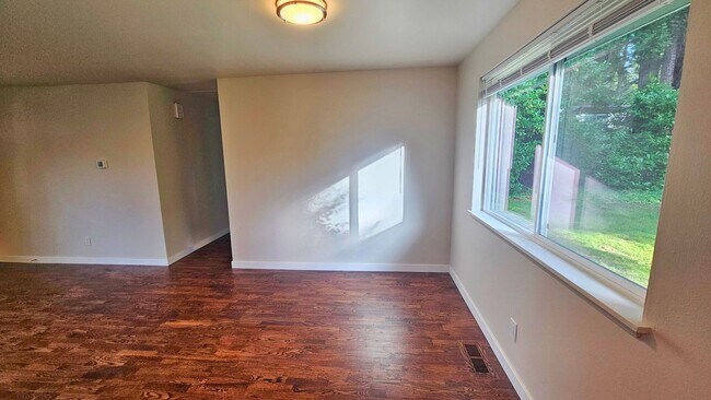 Building Photo - Beautifully Remodeled 3 Bed 2 Bath Rambler in Eastgate, Bellevue