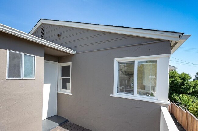 Building Photo - Elegant Kensington living with comfort, character, and scenic appeal